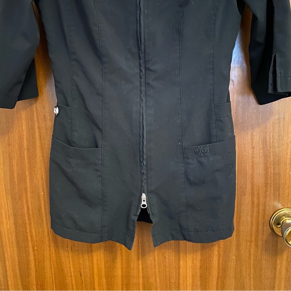 Accuwear Excel Black Esthetics Half Sleeve Zip Up Scrub Uniform Top with Pockets - Picture 4 of 4